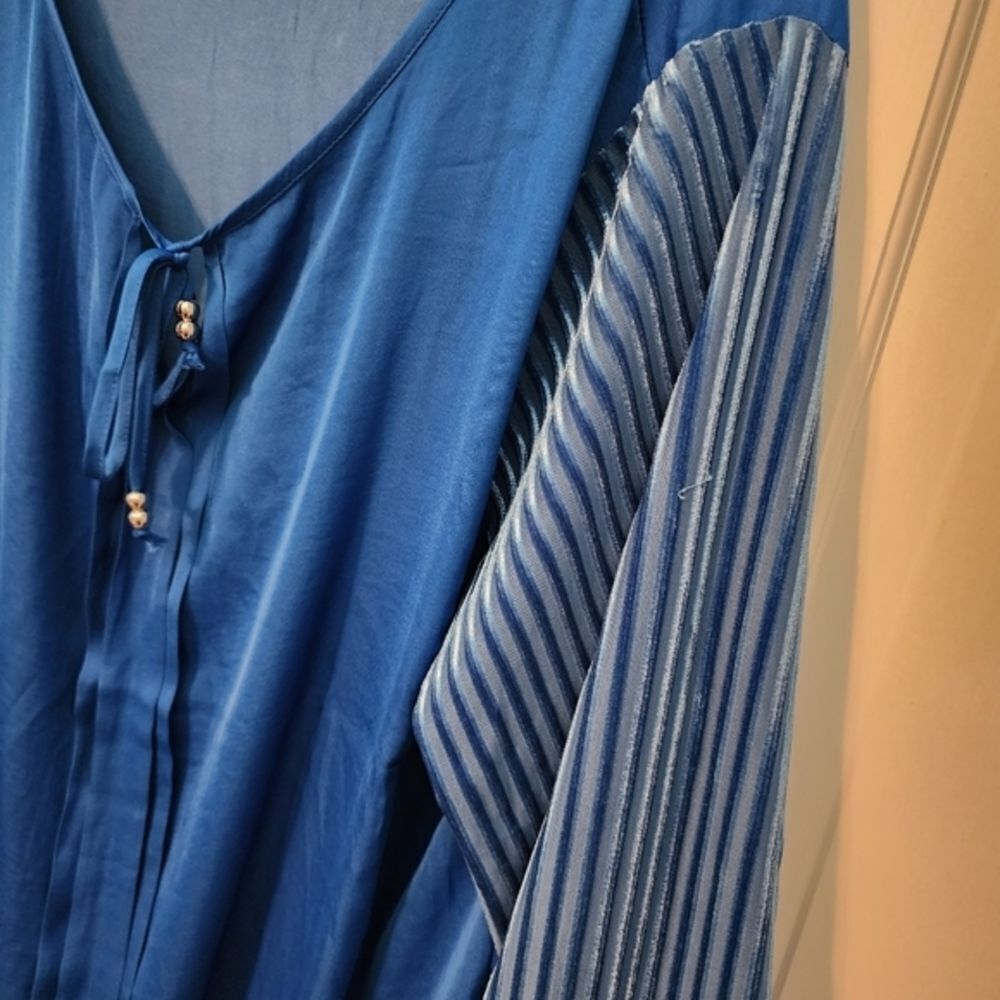 Gorgeous‎ Blue Long Sleeve Top Blouse Stunning Sleeves Never Worn. XXL - Picture 4 of 9